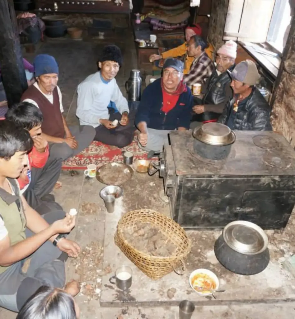 Repas avec fourneau au NépalTransport de fourneauxCOnstruction de l'école de Jangden - actions humanitaires au Népal
