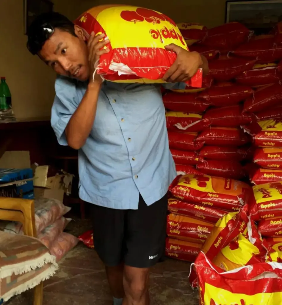Distribution de riz - actions humanitaires au Népal